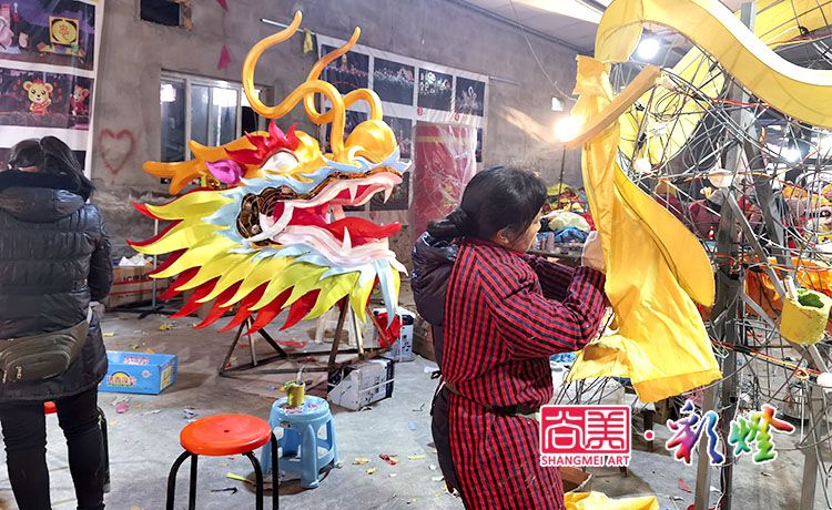 牛年彩燈《龍騰四?！反笮椭黝}彩燈車間制作現(xiàn)場(chǎng)